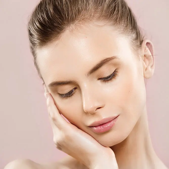 Peau du visage lisse et lumineuse après un traitement de rajeunissement